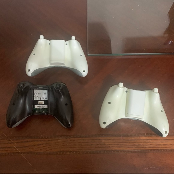 Xbox 360 Console Bundle with 3 Controllers 60gb - Picture 7 of 16